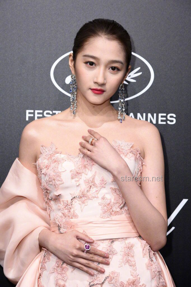 关晓彤嘴里咬着戒指：时尚潮流背后的深意与解读